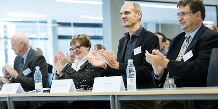 I midten Liselotte Højgaard, Danmarks Grundforskningsfond og centerleder Jan Henrik Ardenkjær-Larsen fra DTU Elektro