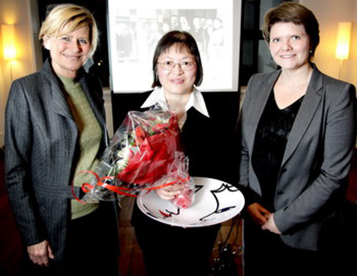 Ingeniørforeningens Agnes og Betzy Pris blev overrakt til lektor Jingdong Zhang, DTU Kemi (i midten) af civilingeniør, tidligere MF, MEP og minister Lone Dybkjær (tv) og Ingeniørforeningens formand, Frida Frost (th). (Foto: Henrik Frydkjær)