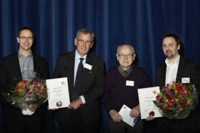 Billedtekst: Torkil Holms Forskningspris 2012 er blevet tildelt to yngre kemiforskere. Fra venstre prismodtager Morten Jørgensen, medlem af priskomitéen Klaus Bock, Torkil Holm og prismodtager Thomas E. Nielsen. Foto: ATV / Tom Jersø