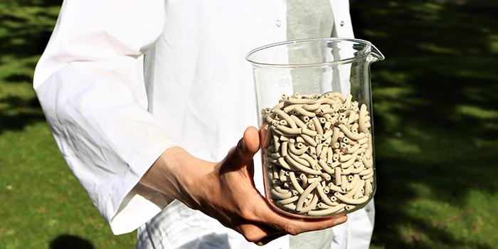 The new carbon capture method uses a so-called ionic liquid bound in a solid material, as shown in the picture. The material acts as a sponge that can absorb CO2.